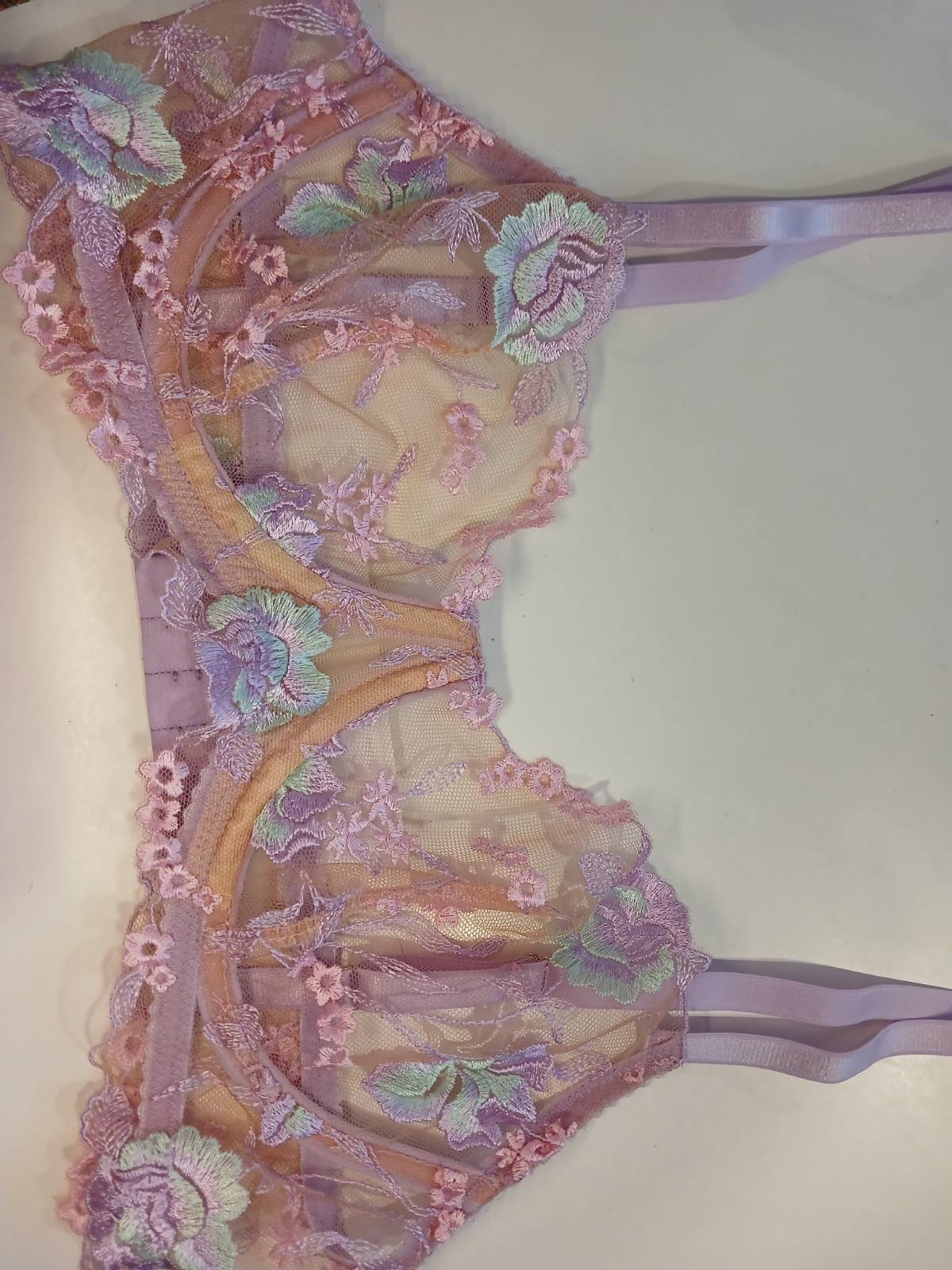 Бюстгальтер жіночий, м'яка чашка - деталі мережива