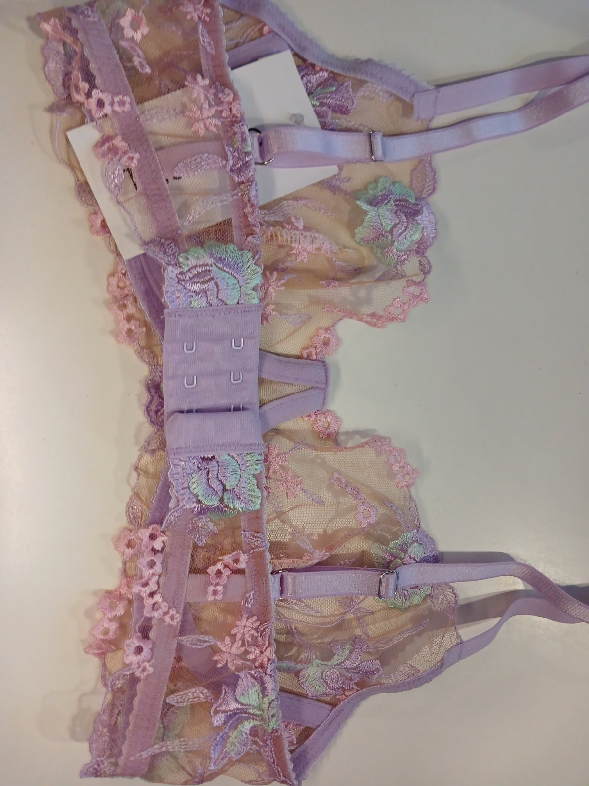 Бюстгальтер жіночий, м'яка чашка - на моделі